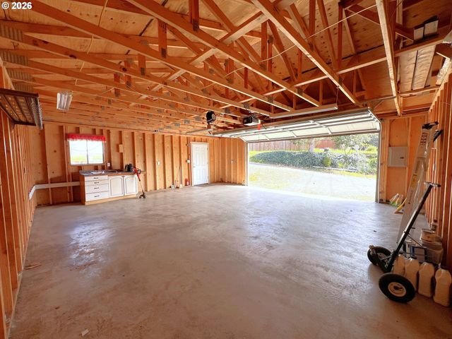 1092 LEWIS St, North Bend, OR 97459