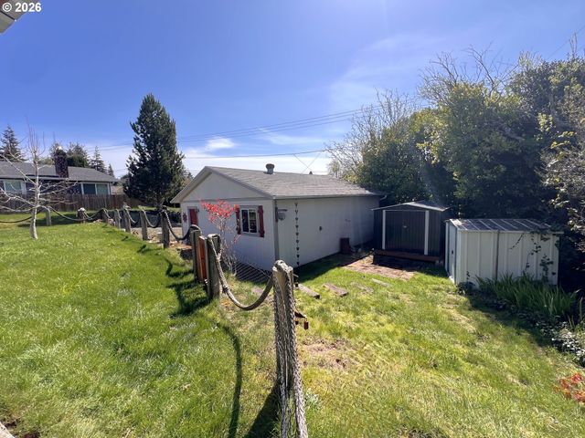 1092 LEWIS St, North Bend, OR 97459