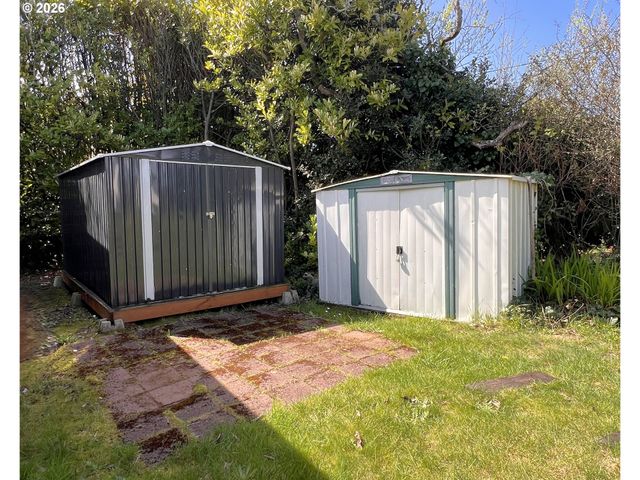 1092 LEWIS St, North Bend, OR 97459