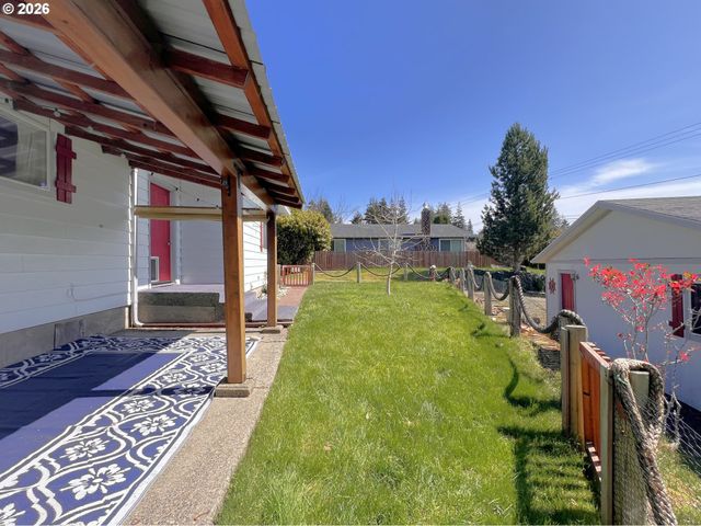 1092 LEWIS St, North Bend, OR 97459