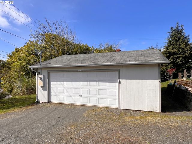 1092 LEWIS St, North Bend, OR 97459