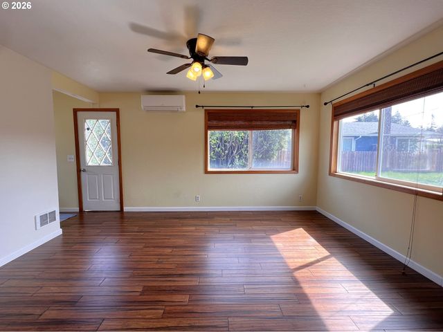 1092 LEWIS St, North Bend, OR 97459