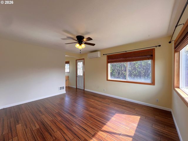 1092 LEWIS St, North Bend, OR 97459