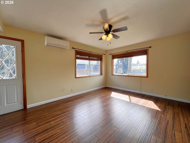 1092 LEWIS St, North Bend, OR 97459