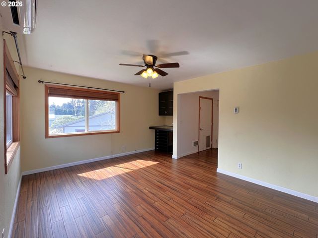 1092 LEWIS St, North Bend, OR 97459