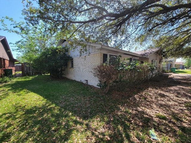 705 Inwood Drive, Baytown, TX 77521