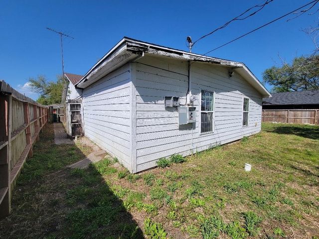705 Inwood Drive, Baytown, TX 77521
