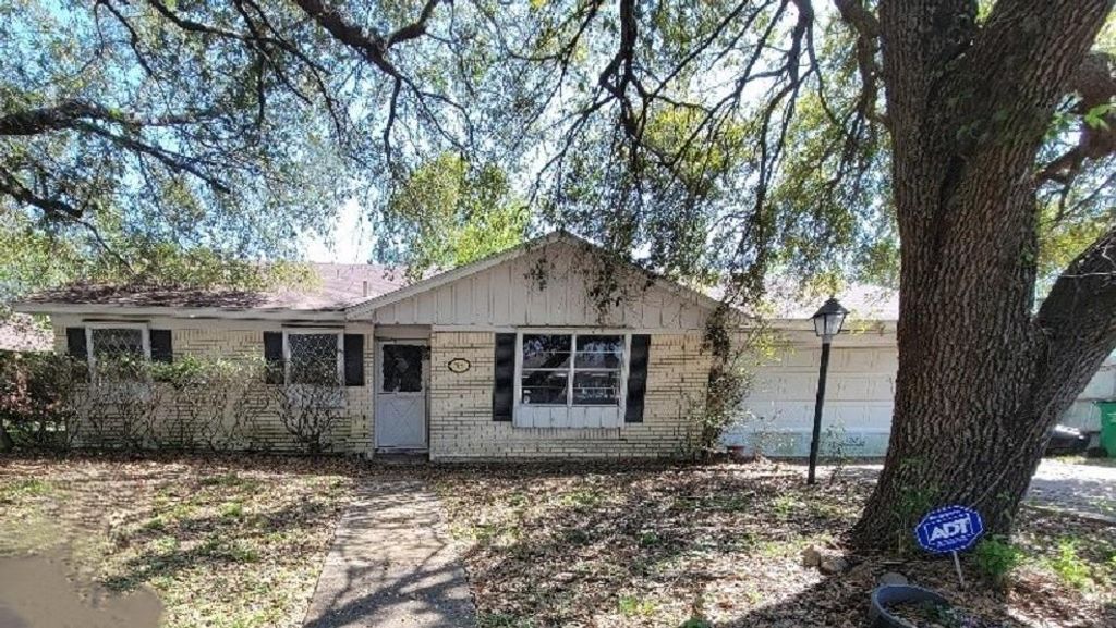 705 Inwood Drive, Baytown, TX 77521