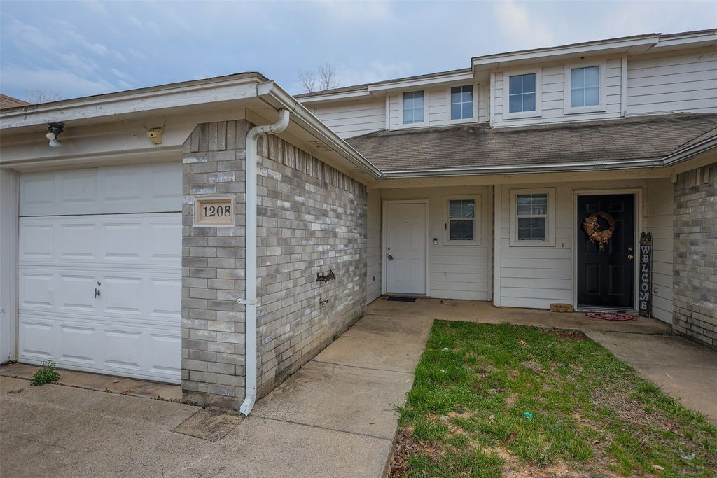 1208 Village Garden Drive, Azle, TX 76020