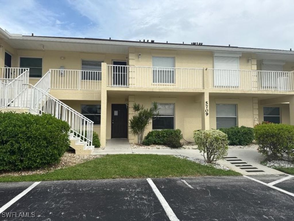 5709 Foxlake DR 102, North Fort Myers, FL 33917