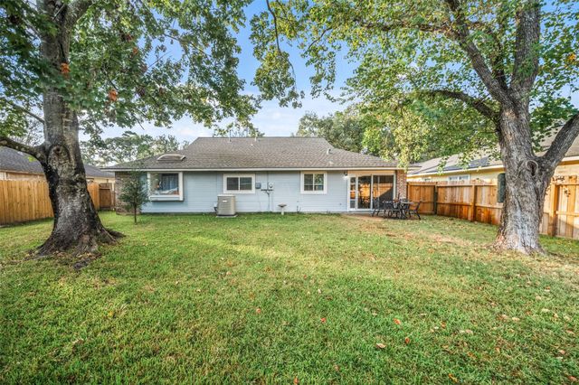 2818 Parkwood Manor Drive, Kingwood, TX 77339