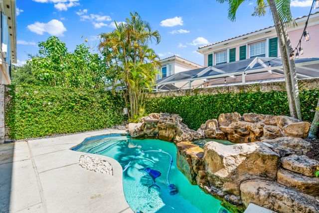 17 Oakleaf Court, Tequesta, FL 33469