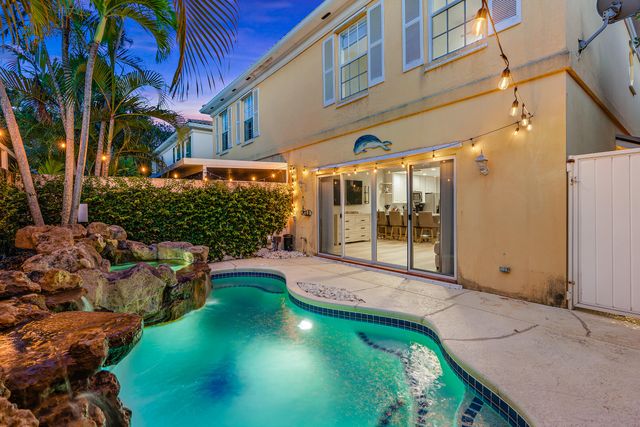 17 Oakleaf Court, Tequesta, FL 33469