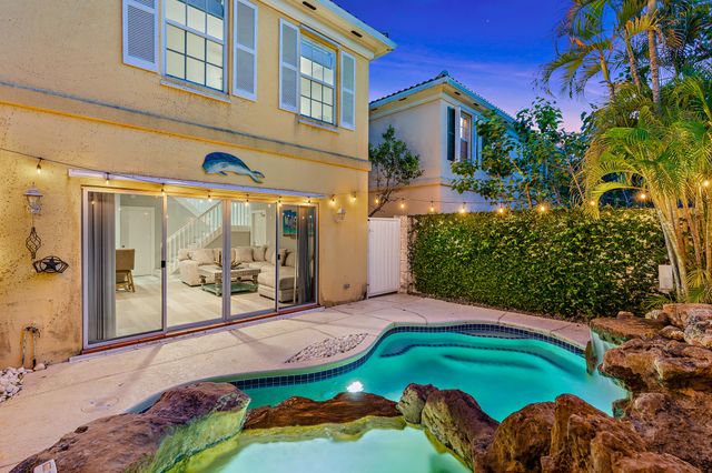 17 Oakleaf Court, Tequesta, FL 33469