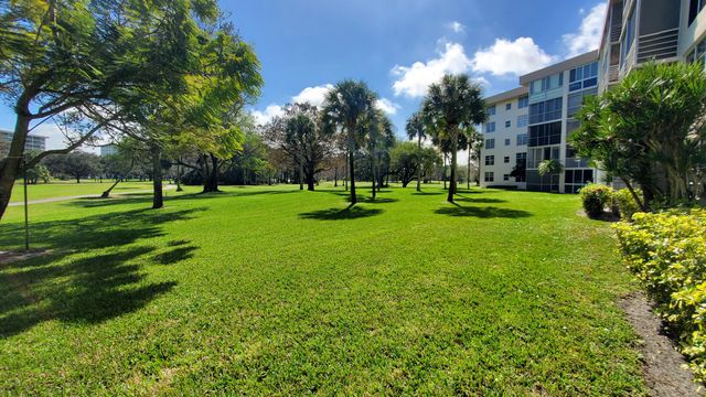 3800 OAKS CLUBHOUSE Drive 112, Pompano Beach, FL 33069