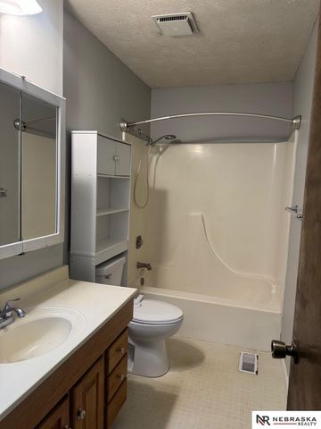 5811 Queens Drive, Lincoln, NE 68516