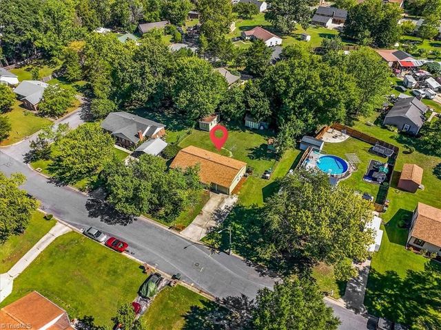 2703 Lamroc Road, Greensboro, NC 27407