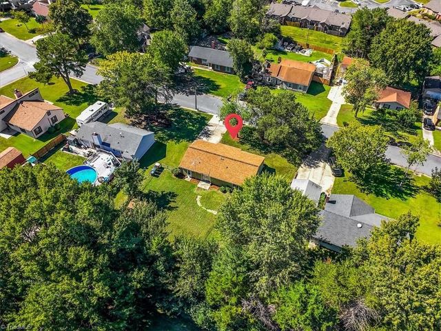 2703 Lamroc Road, Greensboro, NC 27407