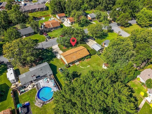 2703 Lamroc Road, Greensboro, NC 27407