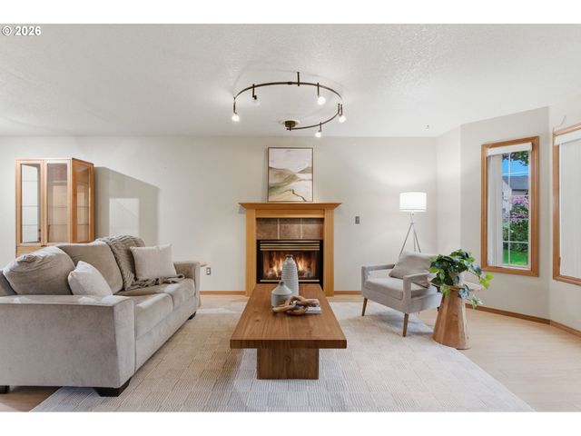 1496 Se ALTHAUS Dr, Troutdale, OR 97060