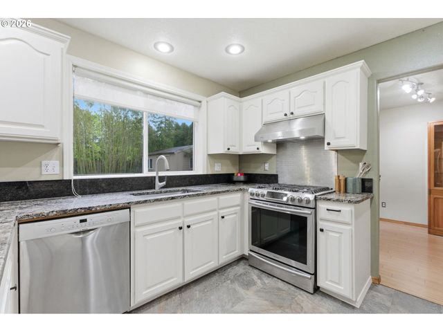 1496 Se ALTHAUS Dr, Troutdale, OR 97060