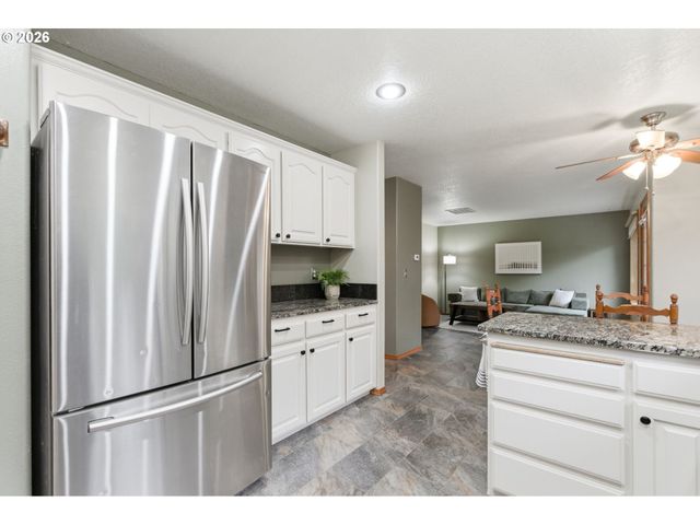 1496 Se ALTHAUS Dr, Troutdale, OR 97060