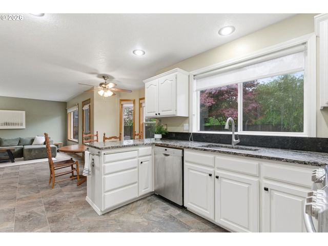 1496 Se ALTHAUS Dr, Troutdale, OR 97060