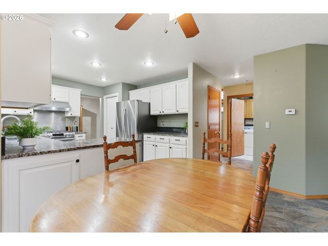 1496 Se ALTHAUS Dr, Troutdale, OR 97060