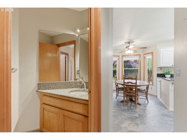 1496 Se ALTHAUS Dr, Troutdale, OR 97060