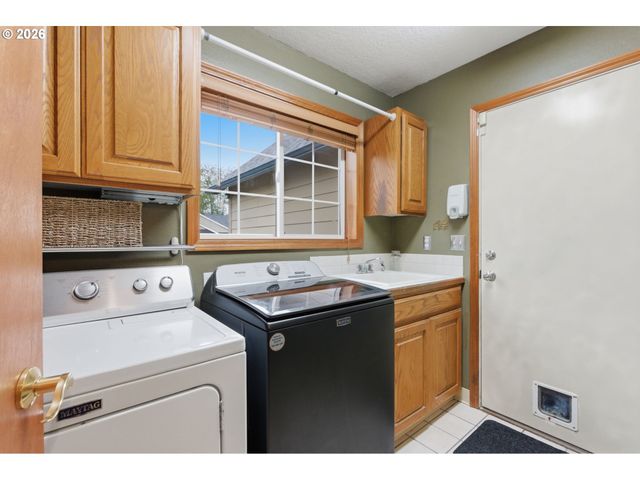 1496 Se ALTHAUS Dr, Troutdale, OR 97060