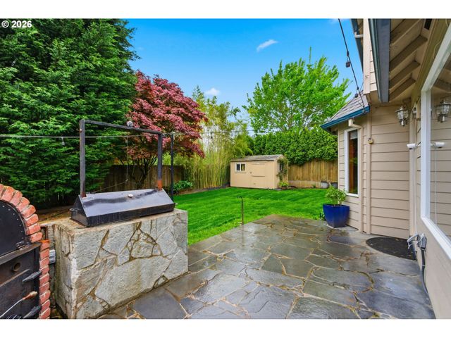 1496 Se ALTHAUS Dr, Troutdale, OR 97060