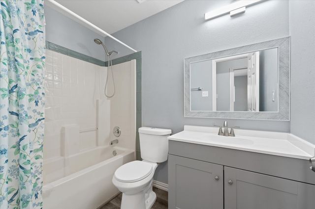 802 La Fiesta Drive, Grand Prairie, TX 75052