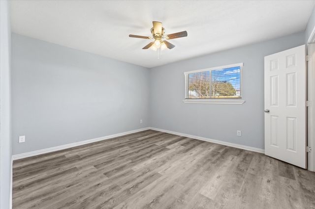 802 La Fiesta Drive, Grand Prairie, TX 75052