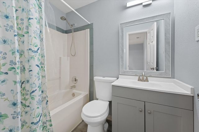 802 La Fiesta Drive, Grand Prairie, TX 75052