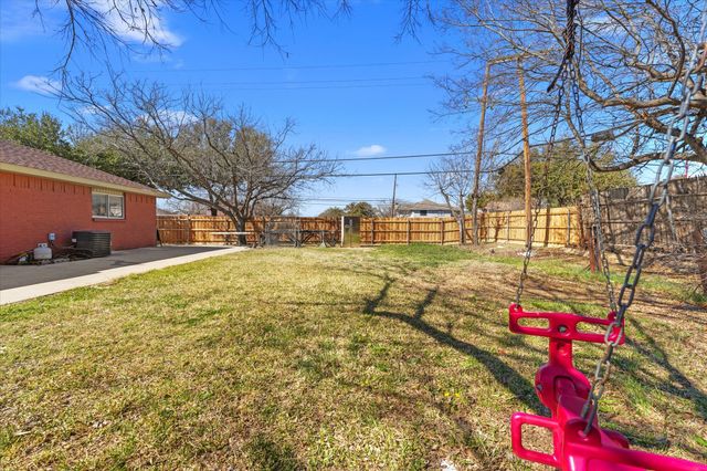 802 La Fiesta Drive, Grand Prairie, TX 75052
