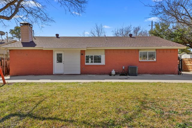 802 La Fiesta Drive, Grand Prairie, TX 75052