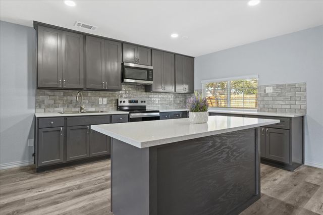 802 La Fiesta Drive, Grand Prairie, TX 75052