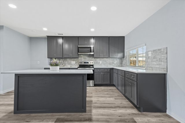 802 La Fiesta Drive, Grand Prairie, TX 75052