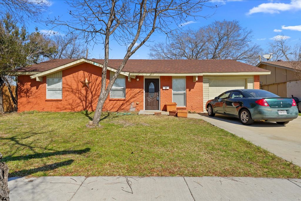 802 La Fiesta Drive, Grand Prairie, TX 75052