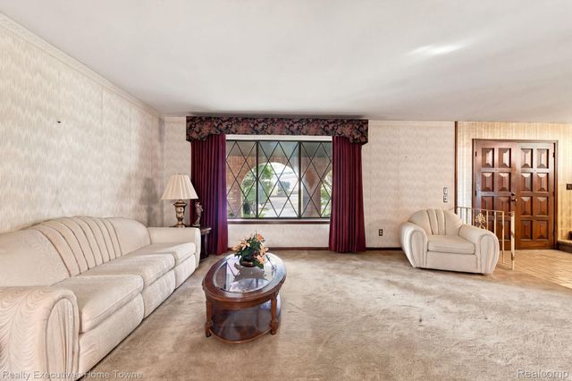 38670 Santa Barbara Street, Clinton Charter Township, MI 48036
