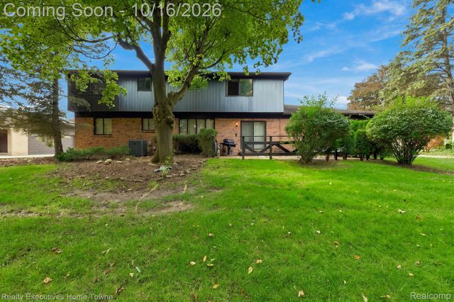 38670 Santa Barbara Street, Clinton Charter Township, MI 48036