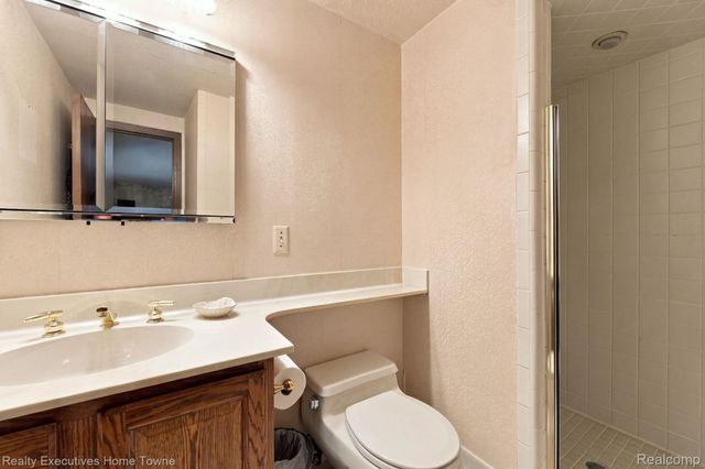 38670 Santa Barbara Street, Clinton Charter Township, MI 48036