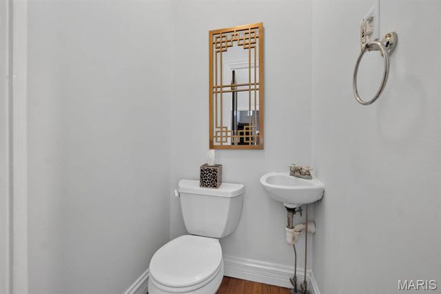 7035 Forsyth Boulevard, University City, MO 63105