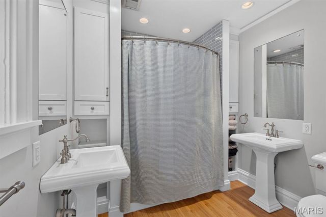 7035 Forsyth Boulevard, University City, MO 63105