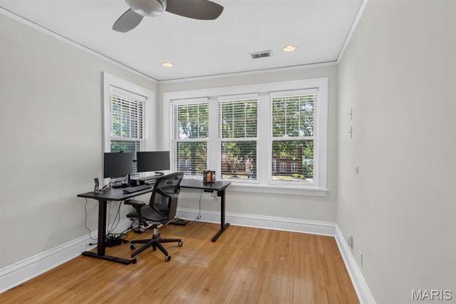 7035 Forsyth Boulevard, University City, MO 63105