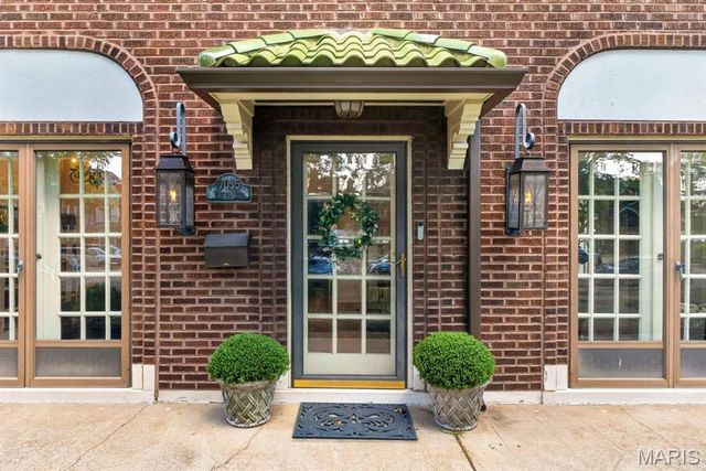 7035 Forsyth Boulevard, University City, MO 63105