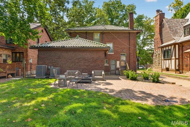 7035 Forsyth Boulevard, University City, MO 63105