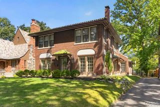 7035 Forsyth Boulevard, University City, MO 63105