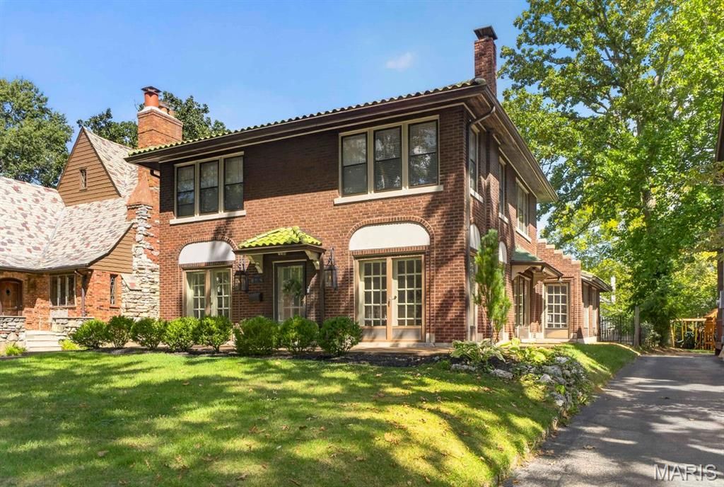 7035 Forsyth Boulevard, University City, MO 63105
