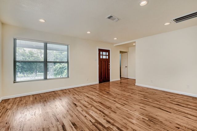 6915 E Grand Avenue, Dallas, TX 75223
